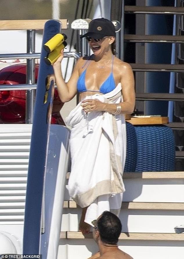 The actress wrapped a blanket around her while showing off yellow binoculars that she held in her hand
