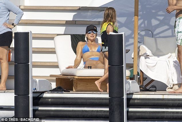 The How To Lose A Guy In 10 Days star also took time to get a tan as she rested on one of the many comfy lounge chairs