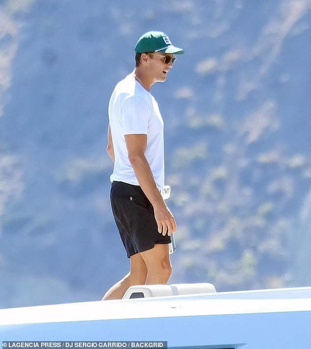 Tom sported a casual look as he got off the yacht