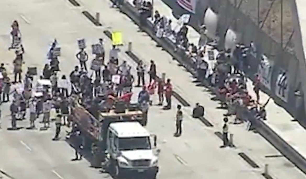 Anti-ICE Rioters Shut Down Bridge in Downtown Los Angeles (VIDEO) | The Gateway Pundit